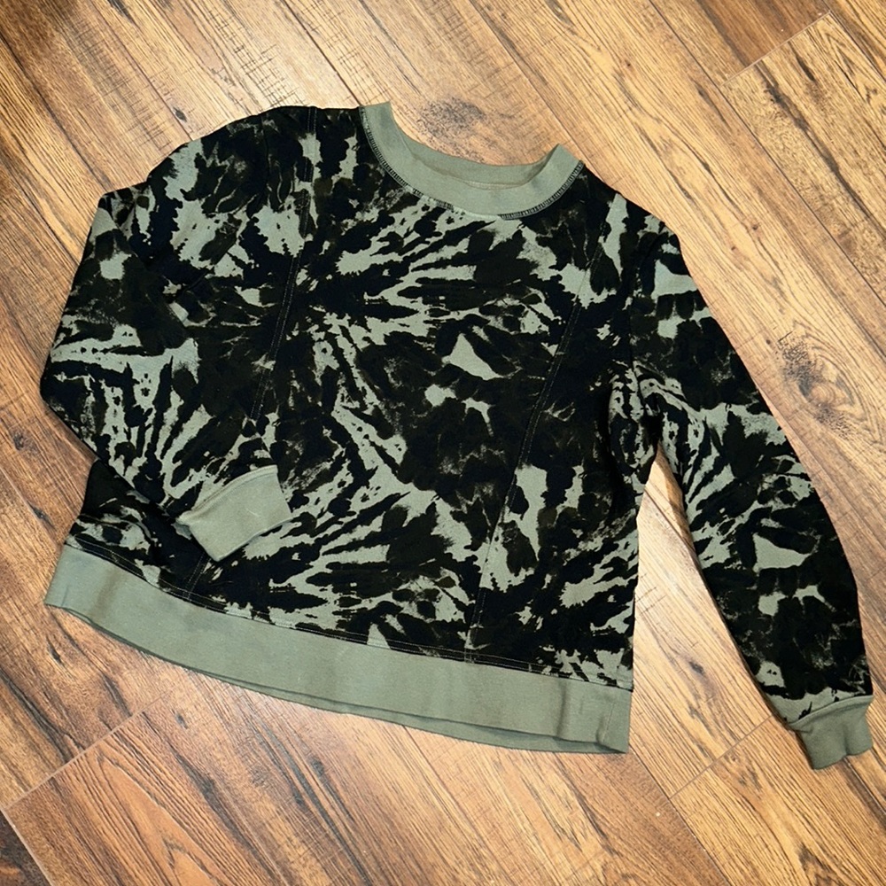 Size M 8/10 Time and Tru Top army green & black